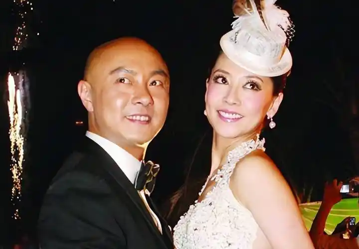 张卫健说:我与同一个女人结了3次婚,背负2条"人命"_张茜_夫妻俩_孩子