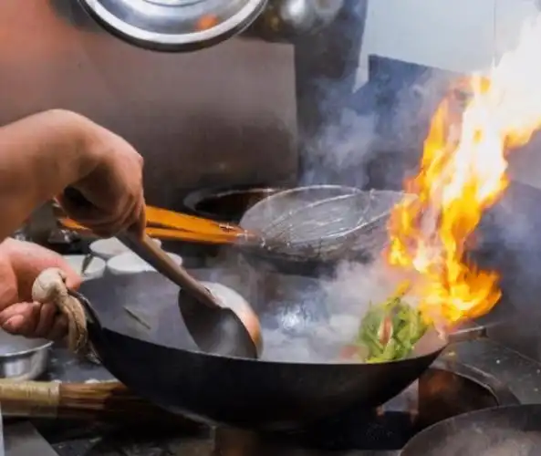 饭店厨师炒菜时,为何不关水龙头?大厨透露真相,网友:错怪你了