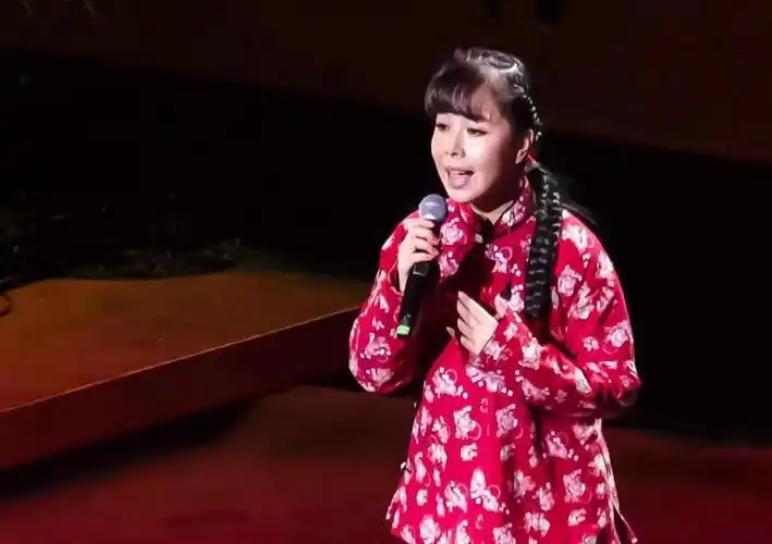 王二妮与王小妮同台演唱妹妹唱功竟不输姐姐一开口惊艳全场