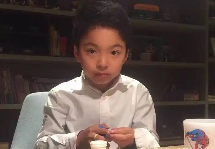 原创王中磊14岁儿子近照曝光坐豪车睡觉五官帅气举手投足显贵族气质