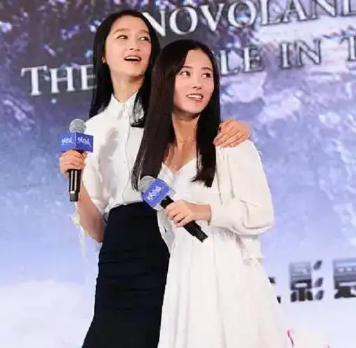 关晓彤和鞠婧祎合影,年纪明明只相差3岁,气质却天壤之别