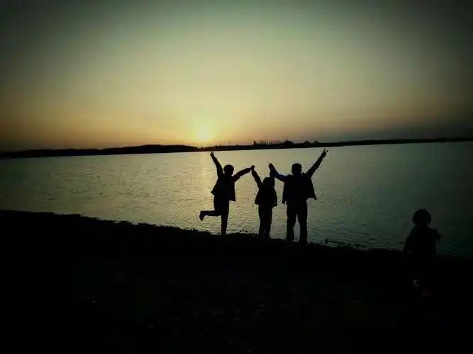 和谐的一家三口!