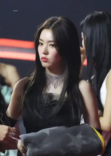 裴珠泫身穿改良版黑色抹胸纱裙献唱首尔歌谣大赏,美艳夺目