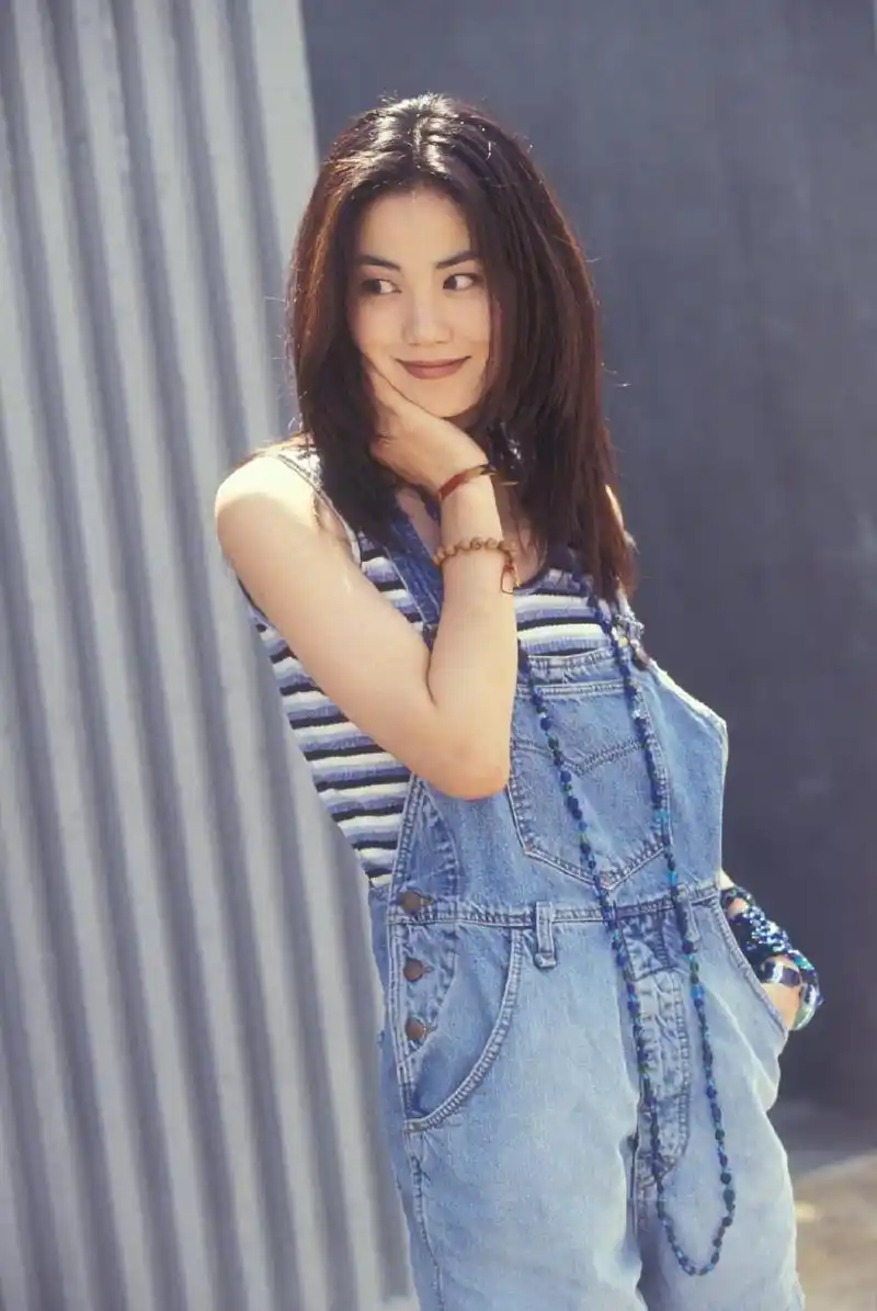 20年前的王菲才是"短发女神",寸头造型时尚俏皮,一般人就算了