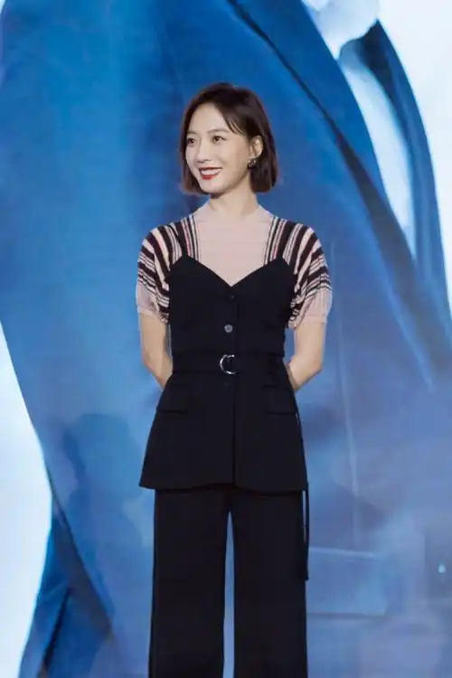 王珞丹最新活动造型,微卷短发,从容尽显