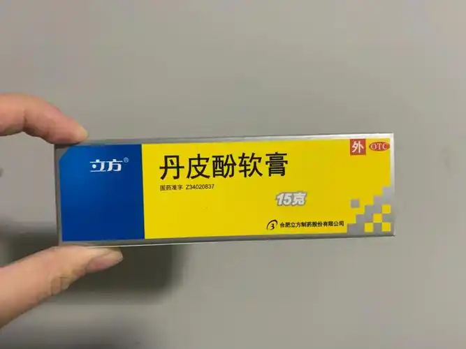 可能脸上可能是癣建议我去药店买药膏～涂了大概连续三天就已经见到效