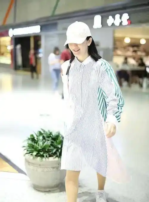 谢娜素颜现身机场,穿宽松"孕妇装"遮赘肉,脸部发福明显_身材_观众