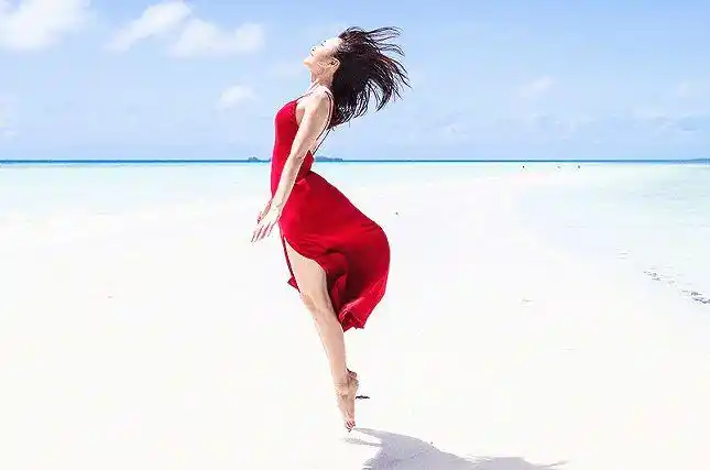 秦岚晒海边度假照,10小时阅读量破20万,高人气羡煞旁人