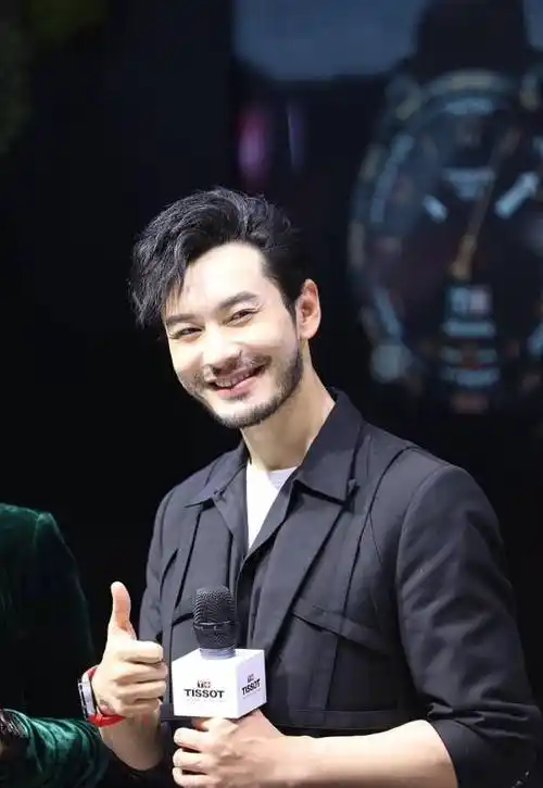 黄晓明真不在乎形象,胡子拉碴略显邋遢,"邪魅一笑"有点油腻