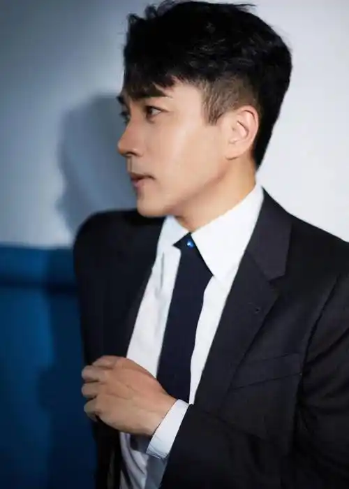 刘恺威的侧颜杀真绝,穿西装笔挺俊朗,看不出是"奔五的大叔"_魅力_造型