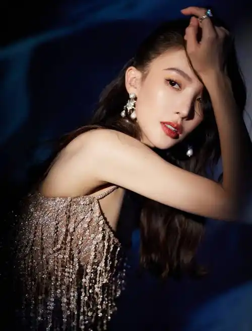 金晨穿亮钻流苏短裙性感撩人眼神凛冽气场超强