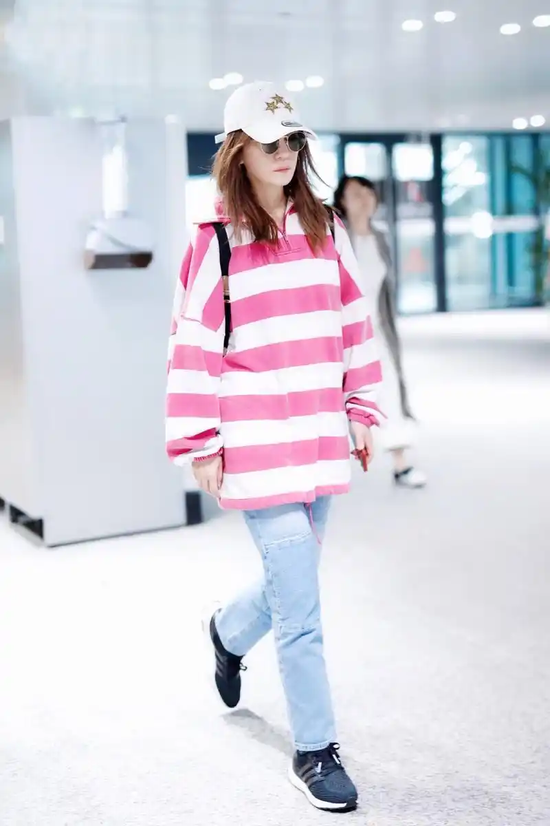 赵薇最新机场秀,粉白条纹卫衣搭拼接牛仔随性减龄,素颜不像43岁