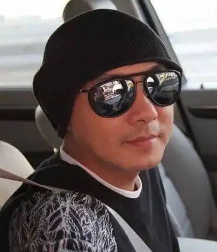 53岁张卫健近照容颜不老网友:真是一个美男子!_膝下_夫妇_张茜