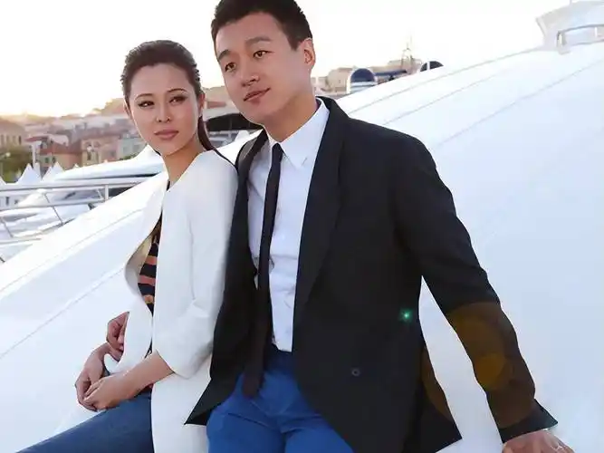 佟大为小时候出生在一个小康的家庭里面,那时候的他非常的活泼可爱