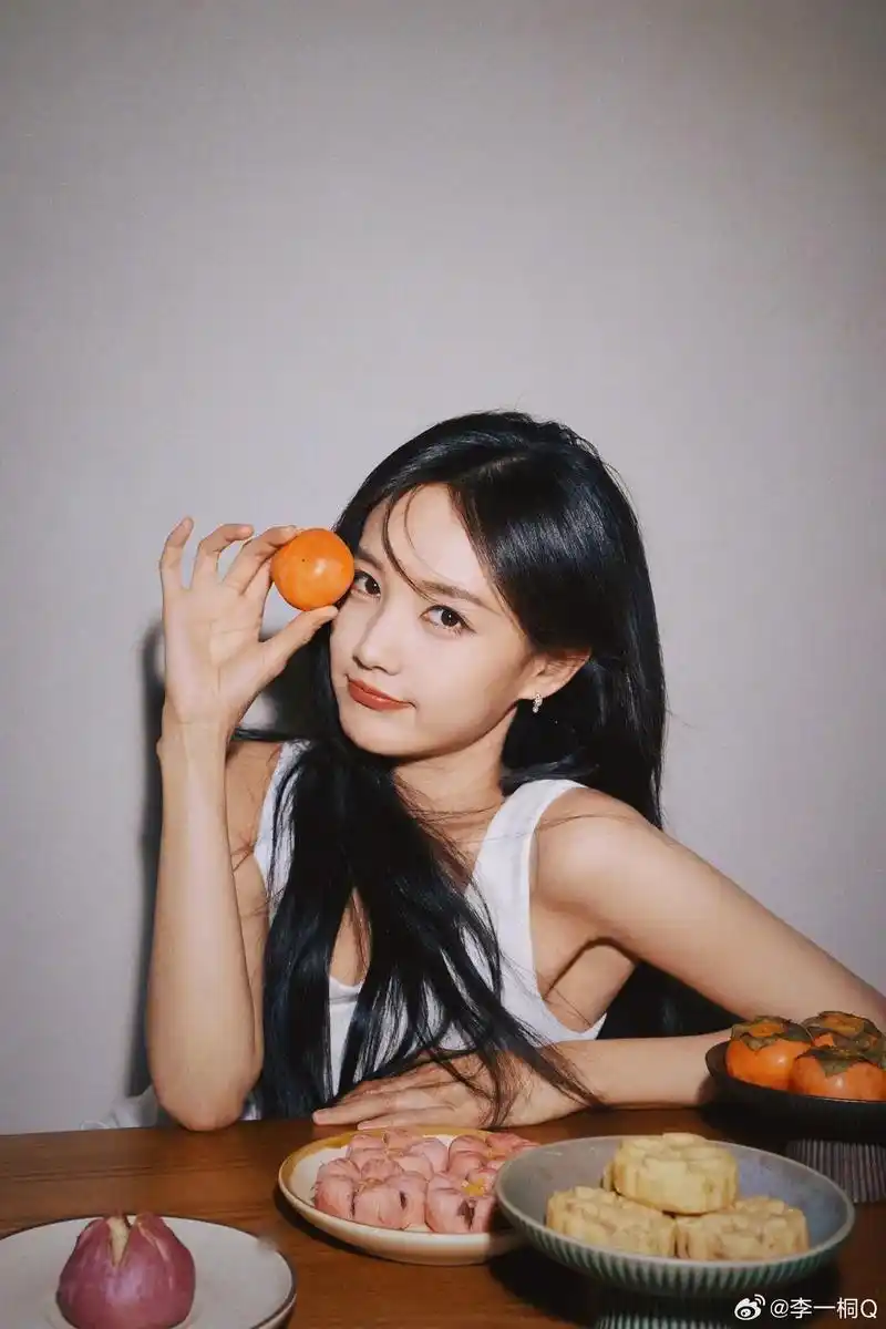李一桐的一组美照曝光,她身穿白衣露纤细手臂及美腿,披黑长发清 - 抖