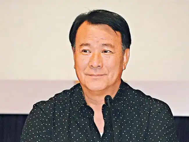 68岁李修贤罕露面双鬓斑白难掩沧桑老态尽显依然意气风发