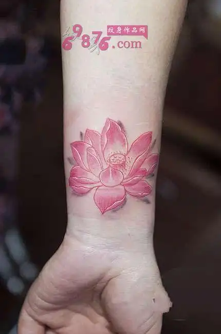 粉色荷花创意手腕纹身图片