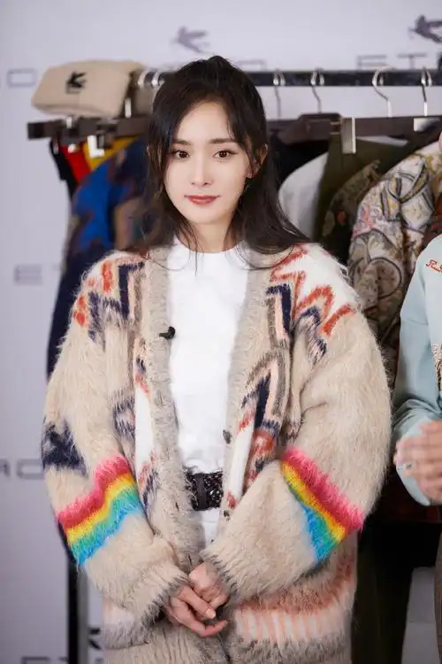 杨幂十天前就穿上了保暖套装