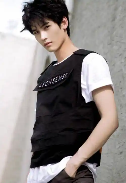 但奇怪的是,黄俊捷所称没有恋爱关系,使得这一事件持续发酵,而花儿