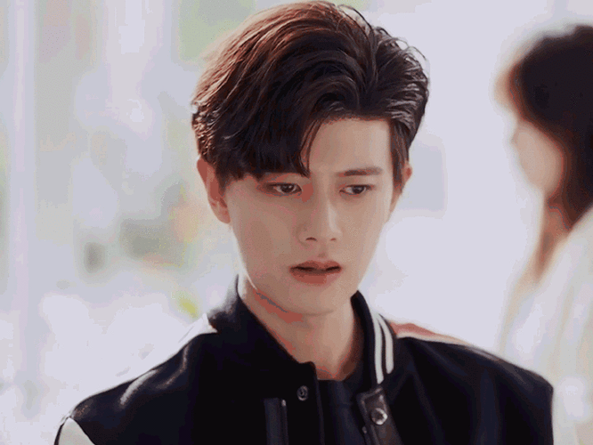 任嘉伦所有现代戏都被弹幕质疑戴假发,咱就说发型师下次能不能帮他削