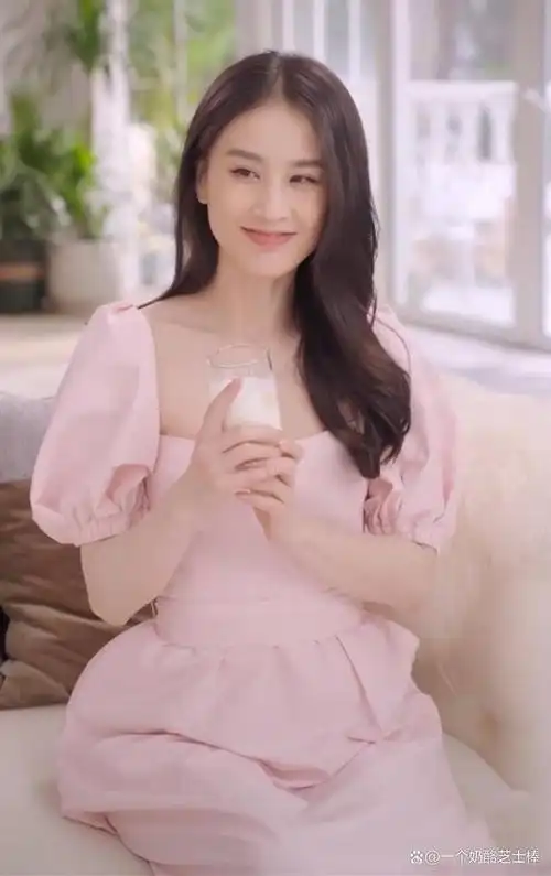 年龄只是一个数字,黄圣依这位44岁的女演员却证明了自己不服老的态度.