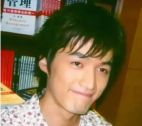 宝总胡歌素颜近照曝光41岁的他头发白了不少网友依旧有腔调