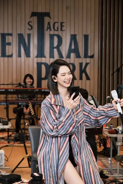 戚薇唱歌像素颜出门##戚薇回应唱歌像素颜出门