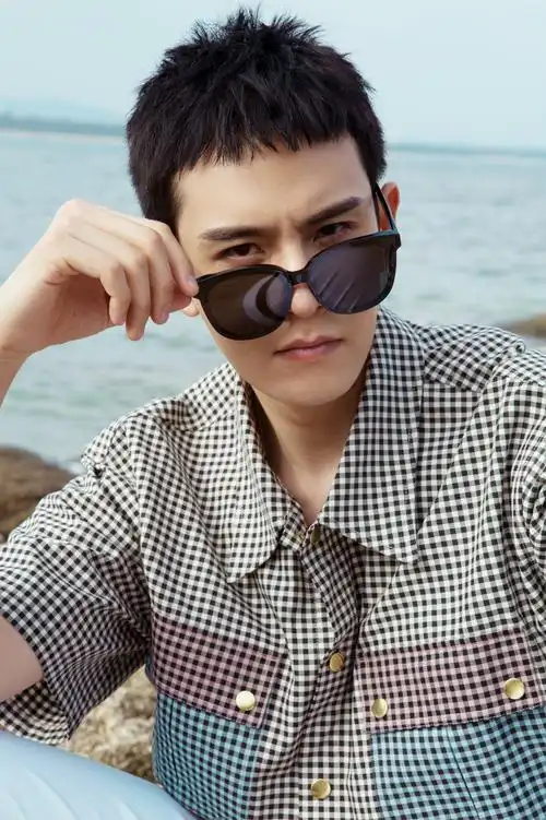 经超最新写真曝光化身潇洒不羁的海边王子