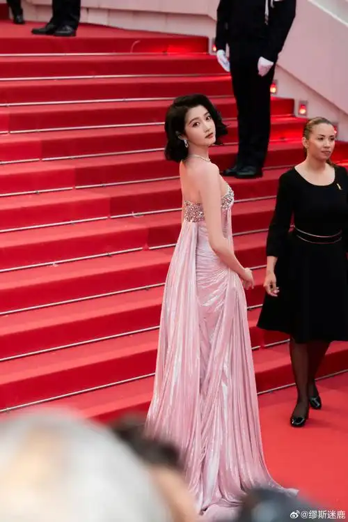 戛纳红毯##关晓彤戛纳古董高定##关晓彤戛纳红毯短发造型