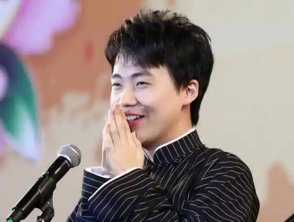 郭麒麟近期参加了很多的综艺,比如《奔跑吧兄弟》中的常驻嘉宾,还有