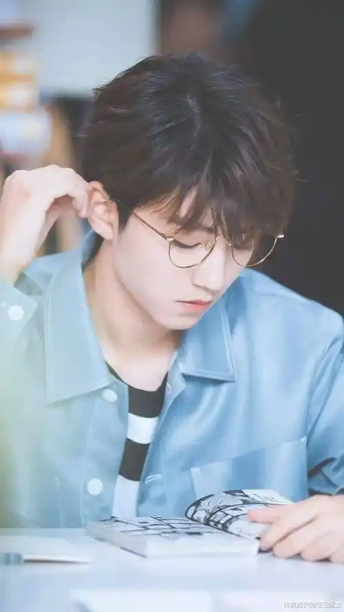 黄晓明谢霆锋杜海涛等为王俊凯庆生,p图晒合照,他的人缘真好_气质