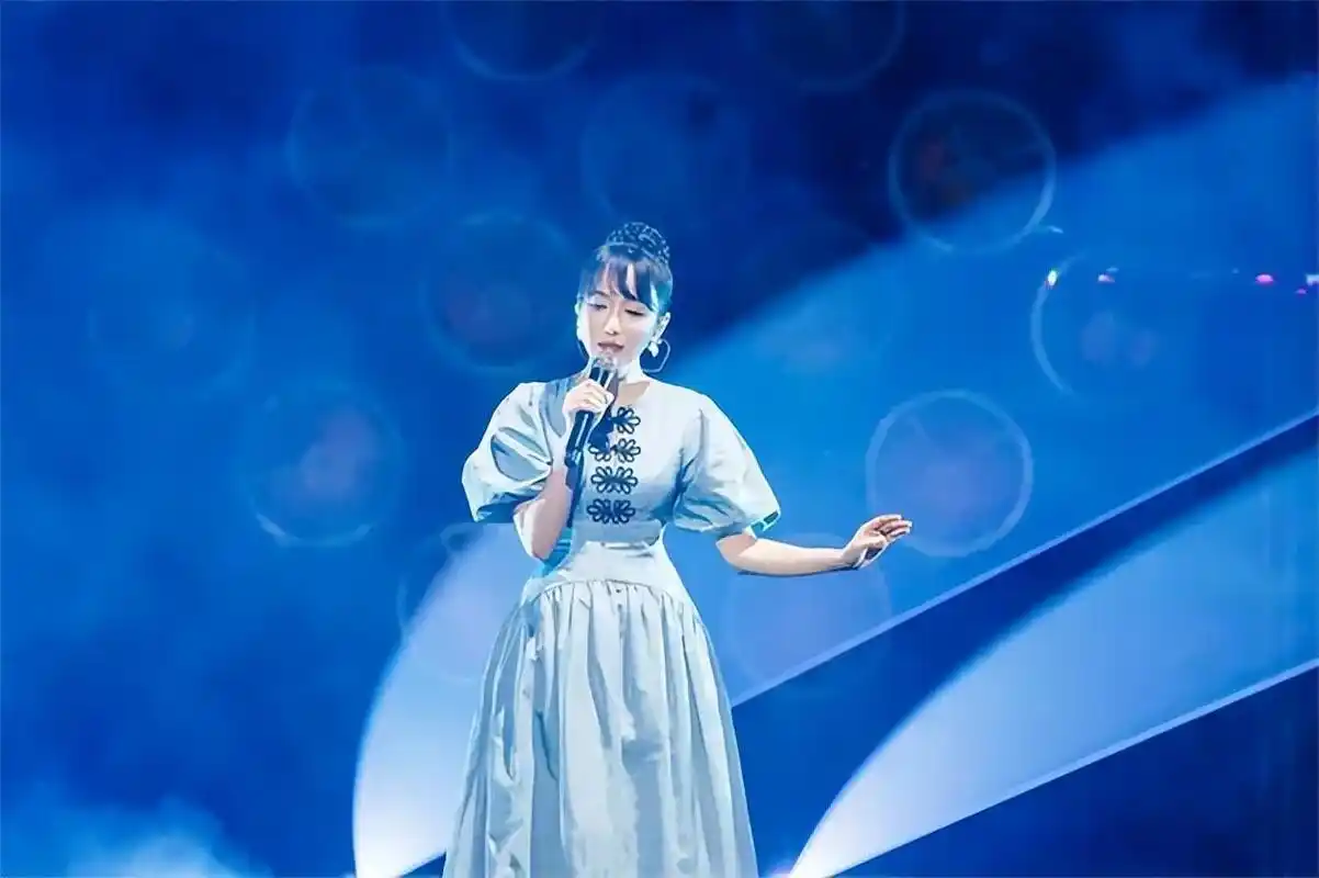 萨顶顶近照,和老公见面90分钟就闪婚,现在过上了豪门阔太的生活