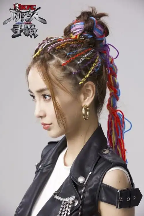 baby新发型彩色脏辫引领机械时尚风