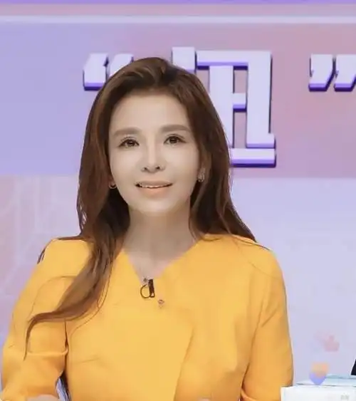 央视主持朱迅罕见直播带货与王思聪前女友同框相差17岁似姐妹