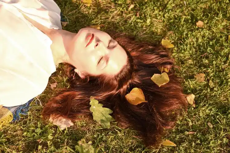 女人闭着眼睛躺在地上放松