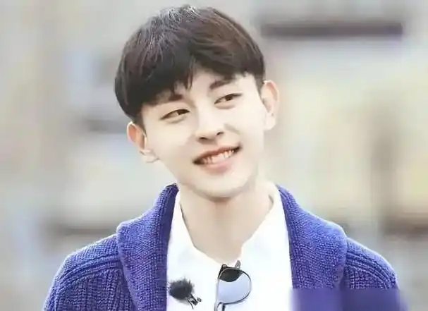 邓伦最新素颜照身材发福胡子拉碴与友人相聚坐c位强颜欢笑