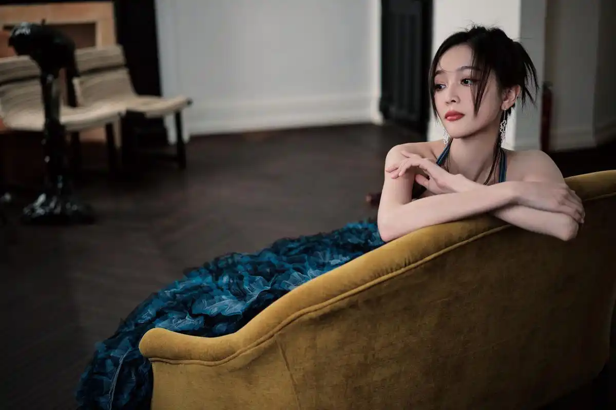 时尚icon吴宣仪演绎典雅礼服裙的精致魅力打造沉静肆意的纯美视觉