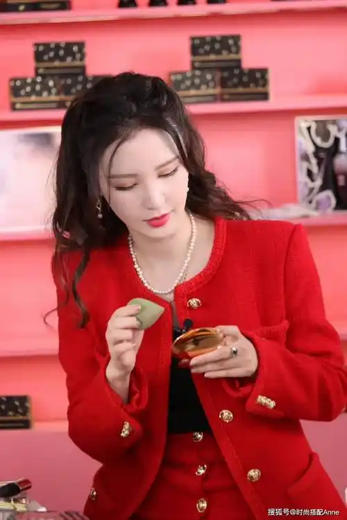 张萌真的挺洋气,穿红色小香风套装喜庆又显白,姐姐的气场真绝了_姑娘