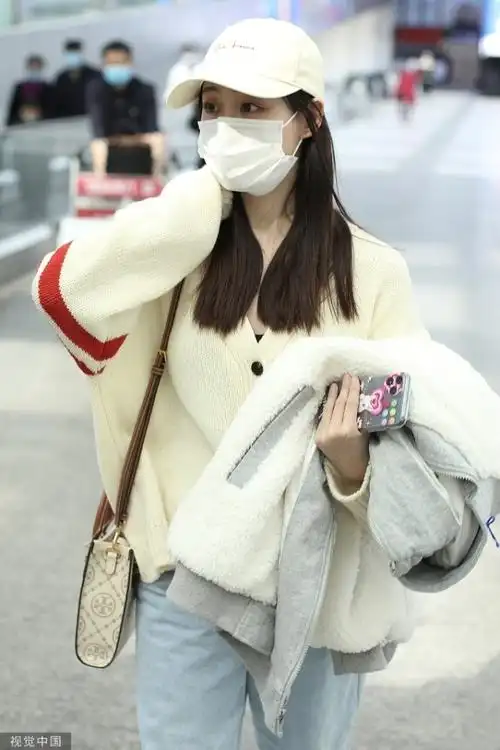 演员祝绪丹街拍米色针织开衫牛仔阔腿裤粉色运动鞋