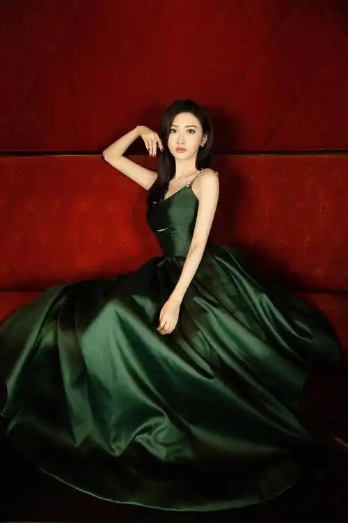 景甜一袭墨绿色吊带长裙优雅高贵人间富贵花