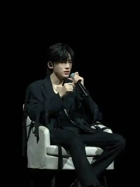 一个吻直拍##宋亚轩三公舞台直拍#宋亚轩《给我一个吻》直拍,西装绅士