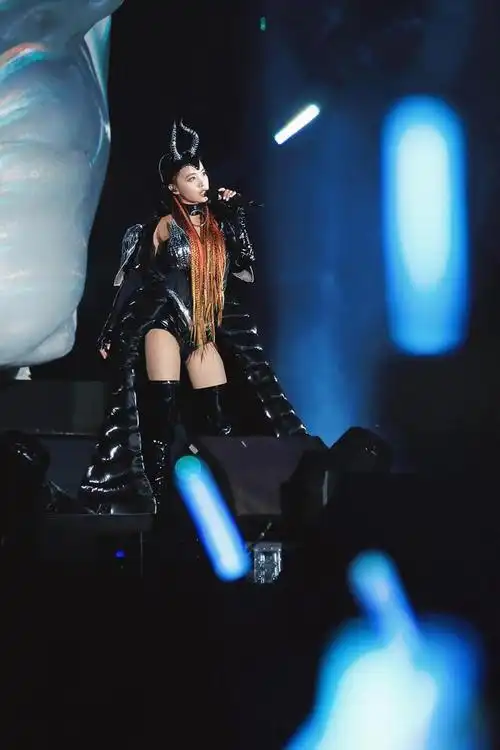 「ugly beauty」演唱会:蔡依林玻璃蝴蝶套装闪耀全场