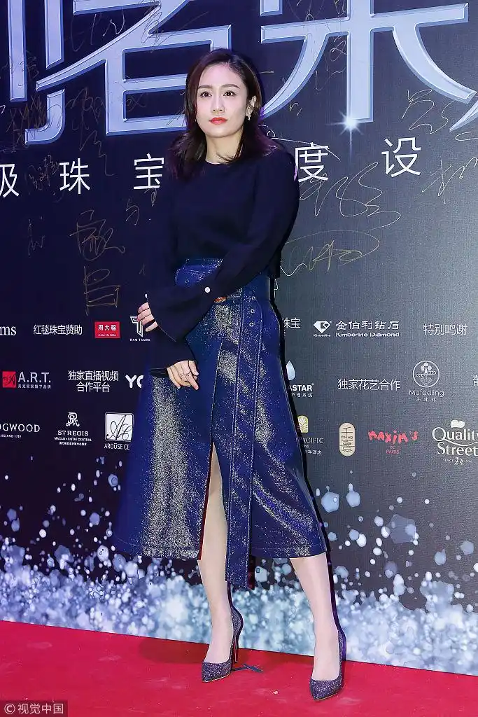 刘芸喇叭袖上装漆皮开叉高腰裙 尖头高跟鞋干练吸睛