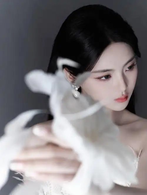 杨超越穿钉珠蕾丝礼服裙身材纤细优雅迷人2