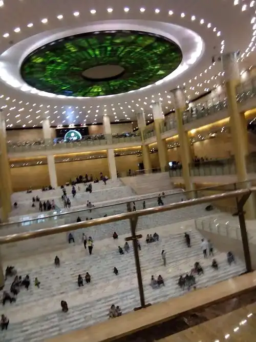 今天,我们来到了济南的山东博物馆,迈进了大门辉煌的大堂瞬间吸引了我