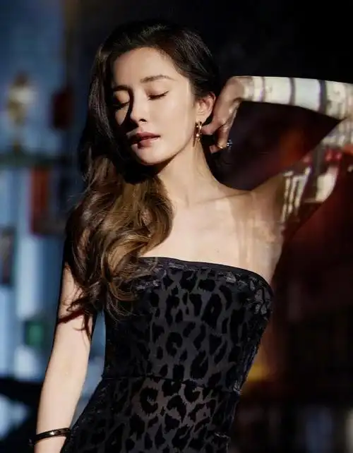 收藏杨幂大波浪造型真的太美啦