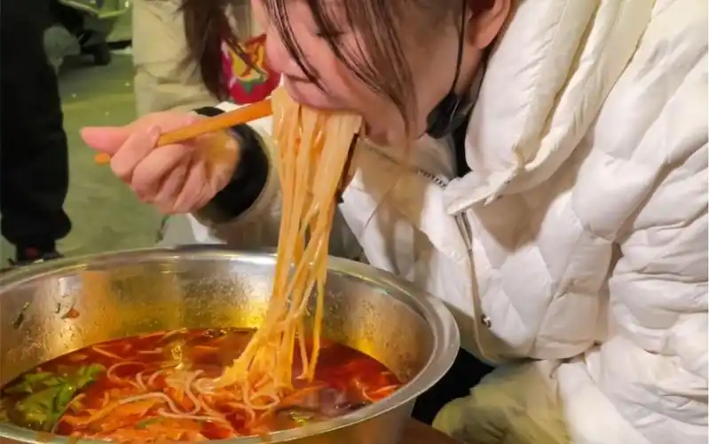 梧州美女来挑战三两爆辣螺蛳粉!她能挑战成功吗?