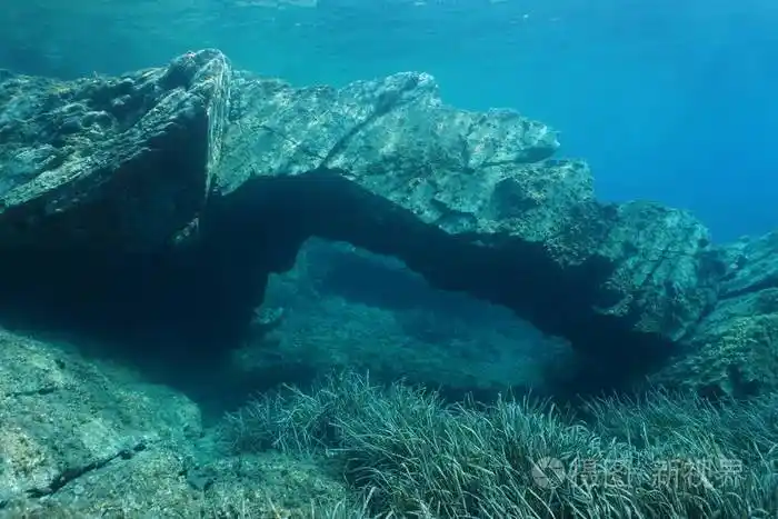 拱形水下天然岩层