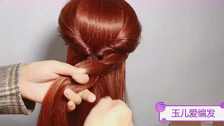 50岁的妈妈,头发这么扎,会不会显得年轻一些?