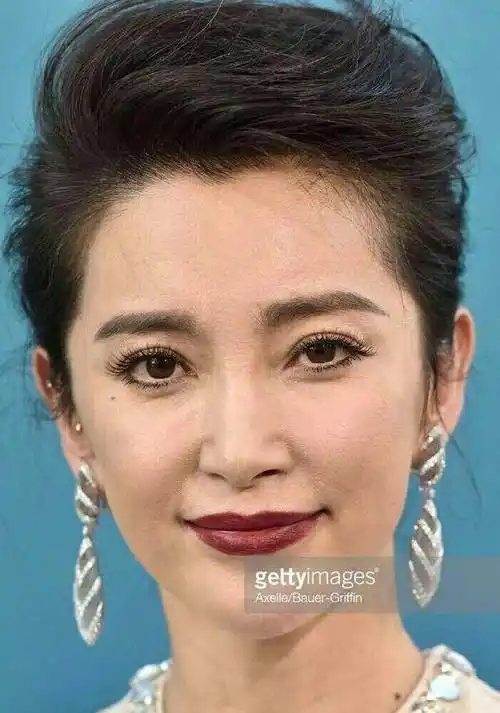 外媒镜头下的女星:杨幂,热巴变老十岁,古力娜扎颜值爆表了!